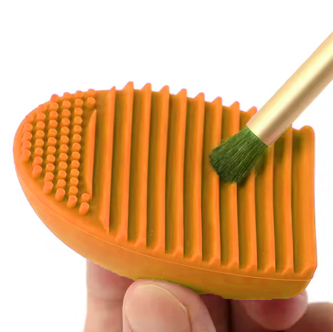 Accesoriu din silicon, UBX®, pentru curatarea pensulelor machiaj, 7x5x3cm, portocaliu Accesoriu din silicon, UBX®, pentru curatarea pensulelor machiaj, 7x5x3cm, portocaliu